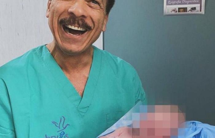 woman gives birth in the doctor’s office