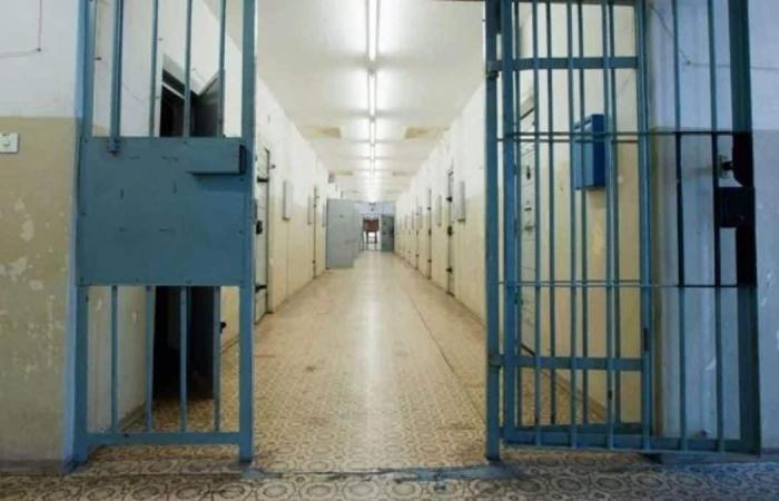 Inmate sets fire to a cell in Como prison and attacks police officers: four officers injured