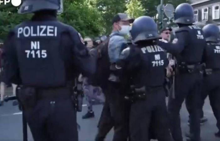 Germany, march against the AfD: clash at the far-right congress, two officers injured