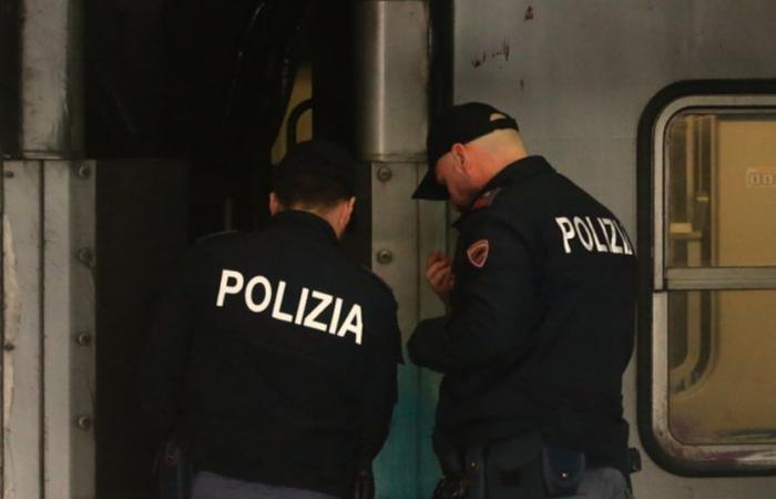 Naples, steals a suitcase from a policeman on the train: ends up in handcuffs