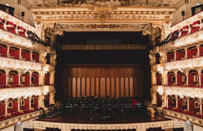 the evening at the Petruzzelli Theater in Bari