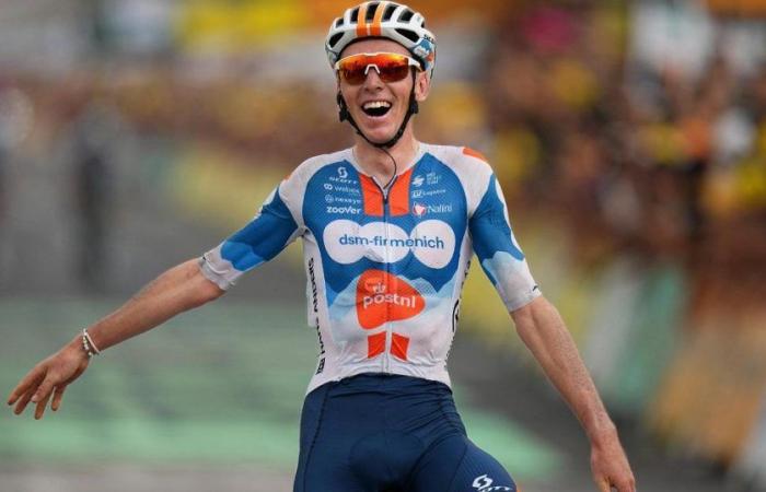 Romain Bardet wins in Rimini and wears the first yellow jersey