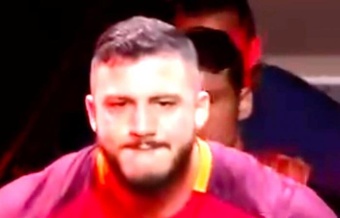 Mattia Faraoni enters the ring wearing Totti’s shirt and defends the title