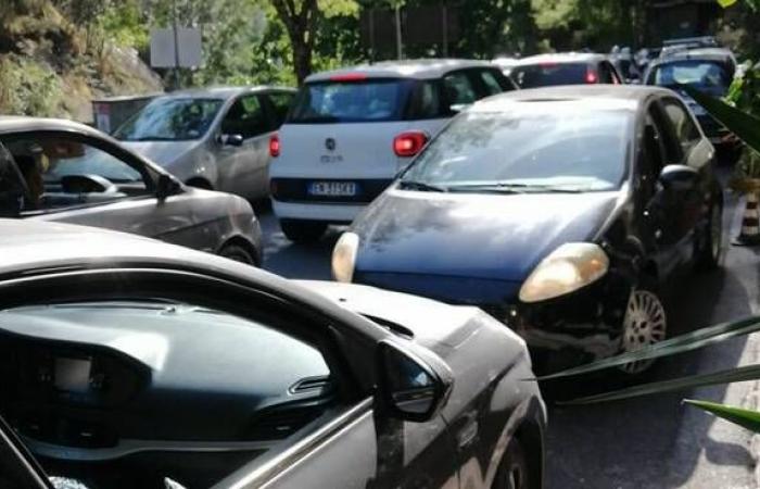 «Dozens of cars on the first day of traffic and parking blockade in Renara»