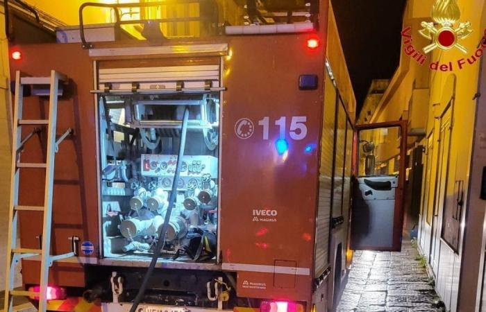 Fire in a building in Pozzuoli, eight families evacuated