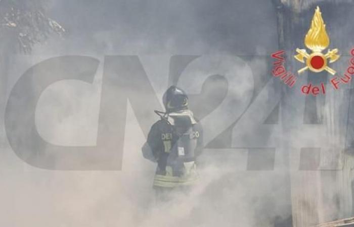Reggio, fire devastates a warehouse: several homes evacuated