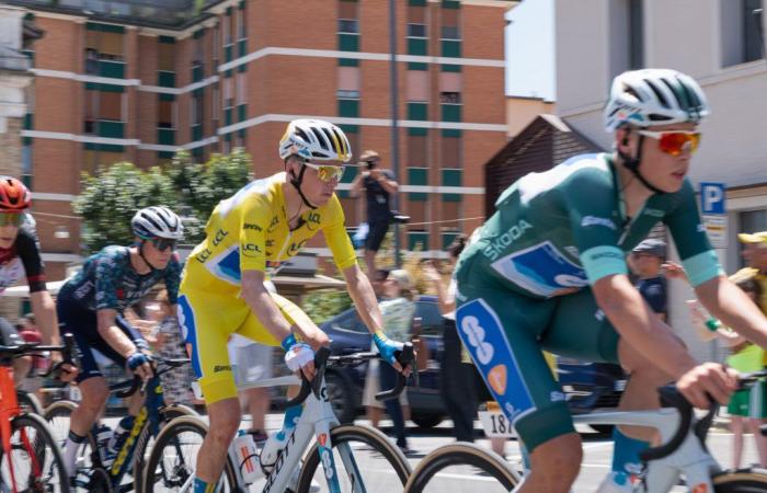 Tour de France, enthusiasm for the passage of the riders in Ravenna – photo