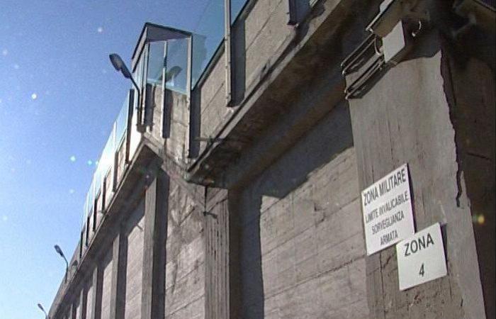Inmate attacks female officer in prison