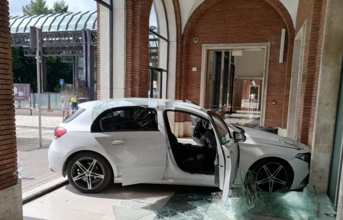 The car ends up against the window of the Foligno station
