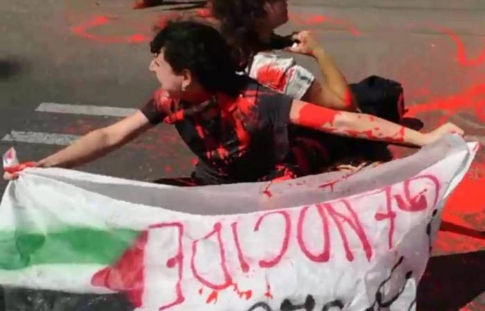 “Red paint and pro-Palestine flags”. Bologna street occupied during Tour de France