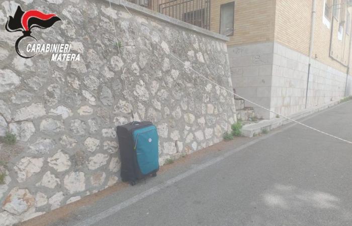 Trolley abandoned in Matera: bomb threat goes off. The bomb squad intervenes