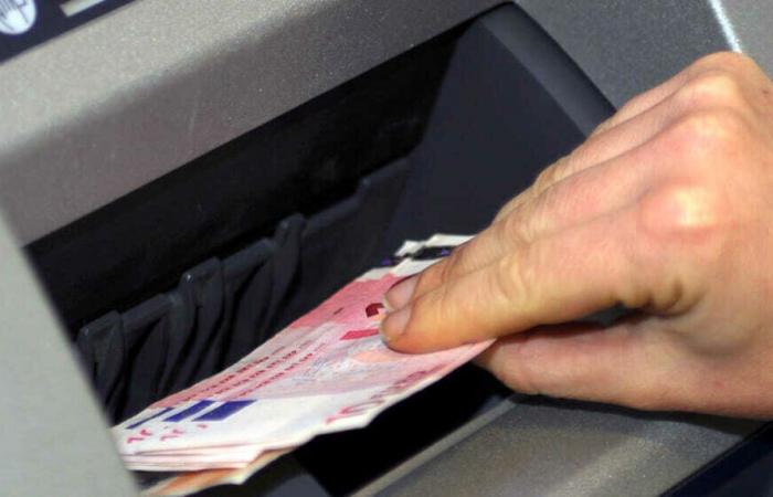Modica, he runs an ATM, a foreigner tries to steal his motorbike Modica