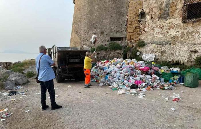 Palermo, illegally abandoned waste: Vergine Maria beach cleaned up