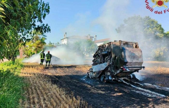 Agricultural machine on fire in the fields, fear for the LPG tank nearby