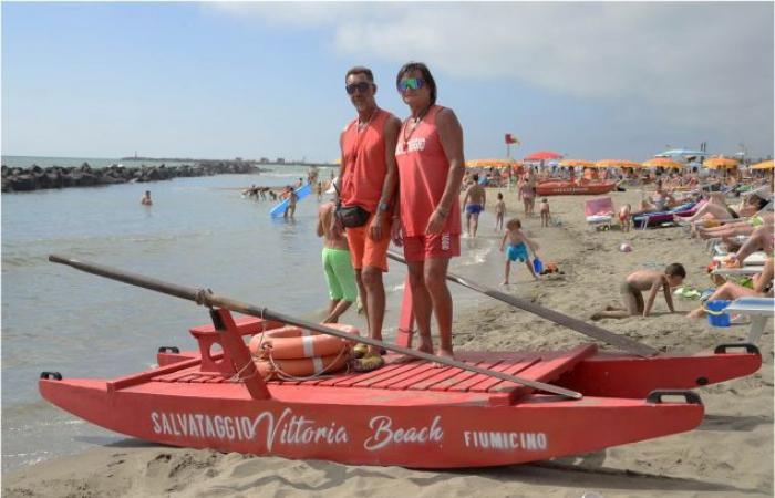 The lifeguards of the Vittoria and Bussola establishments in Fiumicino save a drowning Roman