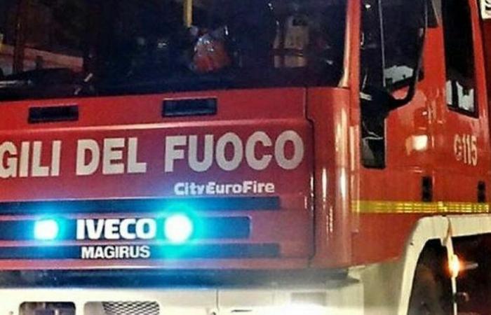 Fire in a house in Brindisi, building evacuated during the night