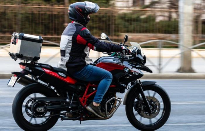Green light for the use of the emergency lane for motorbikes in Spain