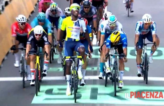 Tour de France, Girmay leads the sprint in Turin and makes history