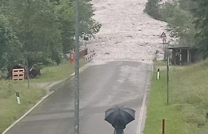 Huge landslide devours the road on Passo Duran. Alpine rescue blocked by a swollen torrent