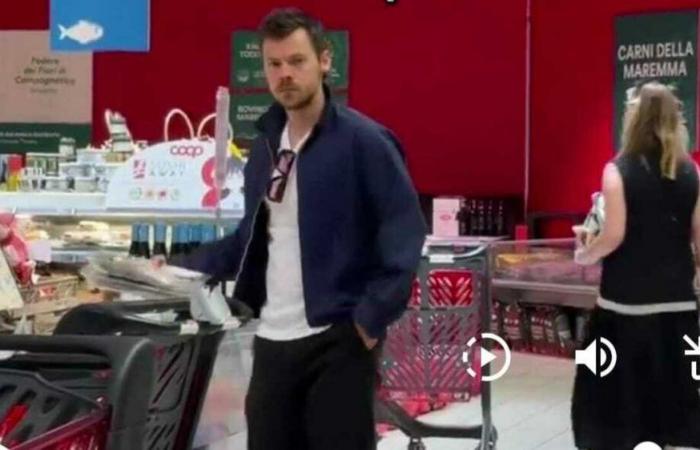The video while he chooses frozen foods at the supermarket is viral