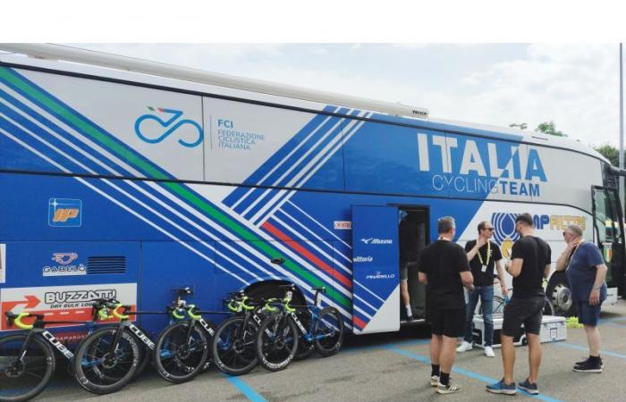TOUR. THE BUS BREAKS DOWN, BUT ITALIAN SOLIDARITY IS PROVIDENTIAL