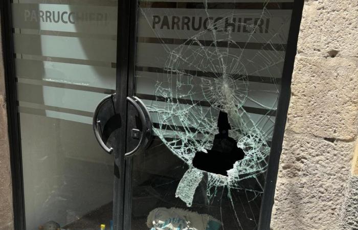 Stone falls from construction site and breaks shop window, fear in Teramo