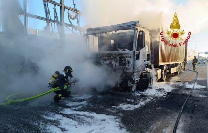 Tractor unit of an articulated lorry on fire in A4: pillar visible from a long distance