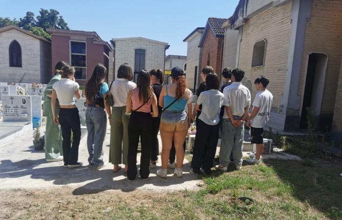 Aversa, after the final exams the students meet on the grave of the dead teacher