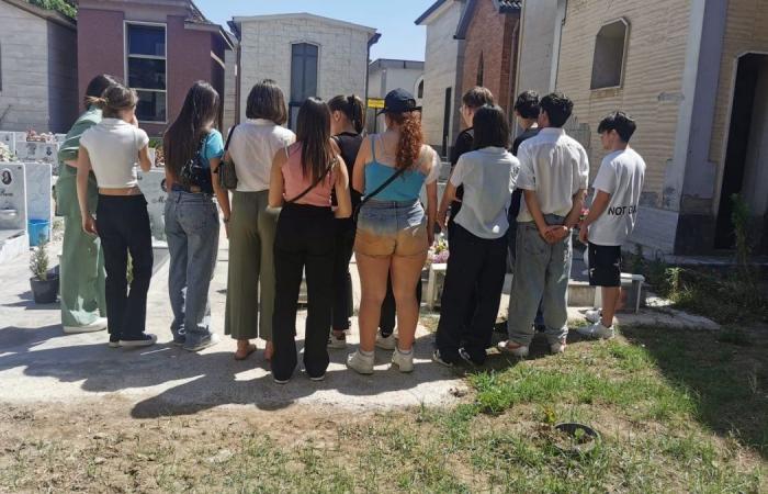 Aversa, after the final exams the students meet on the grave of the dead teacher