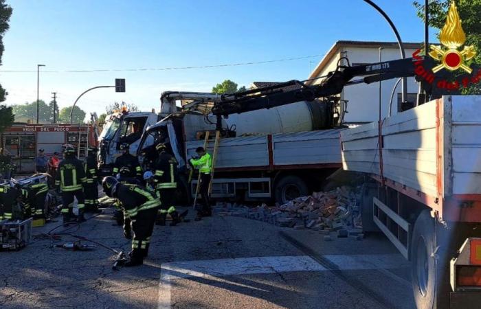 Crash between two heavy vehicles: driver trapped in cabin
