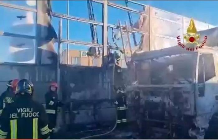 Vicenza, fire on the A4, truck catches fire before the driver’s eyes: video of the rescue