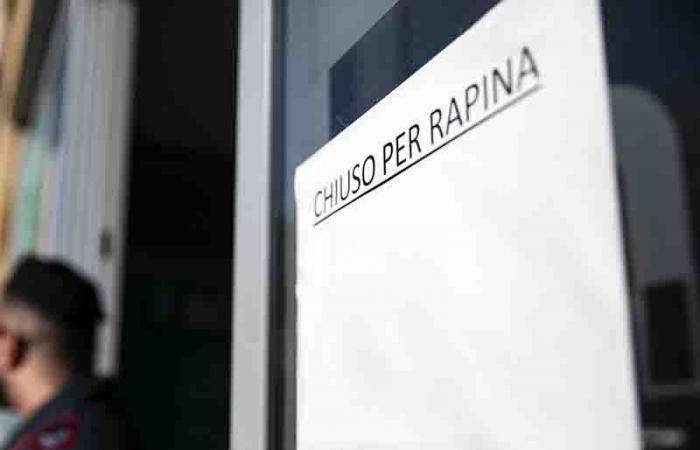 Robbery in Sesto San Giovanni, fake courier attacks the director: he is on the run