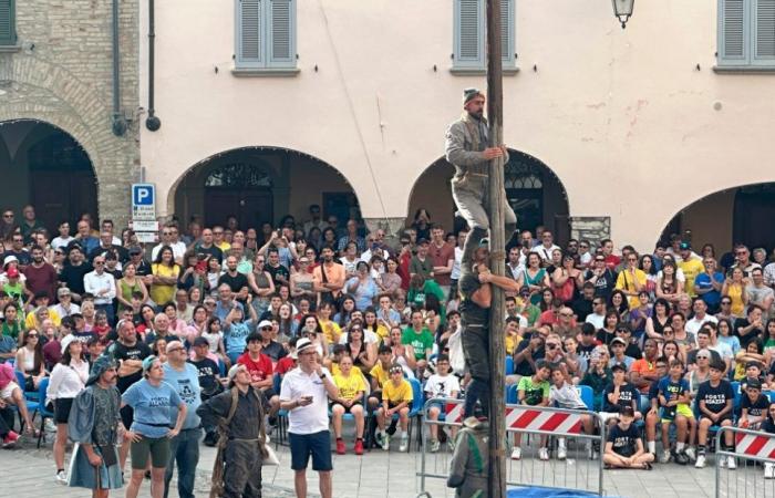 Bobbio, thousands for the Palio delle Contrade. Alcarina wins for the first time