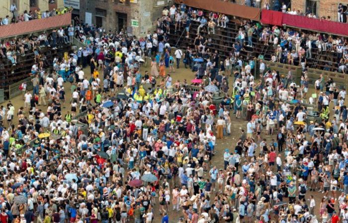 Heavy downpour hits the city, Palio di Siena postponed: here’s when the horses will race
