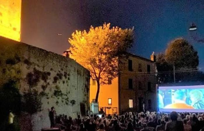 Cinema under the stars in Bidente Valley. Inflatable screen and aperitifs