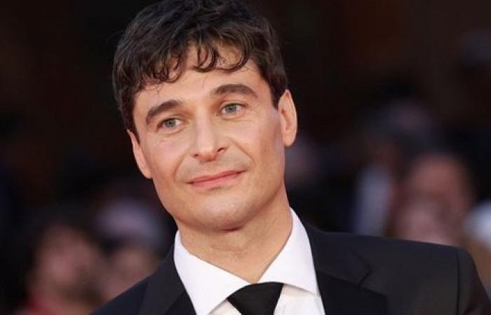 Lino Guanciale without peace, new mourning for the actor: farewell to his father Clelio