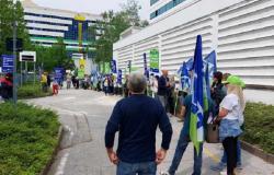 Trento, RSA workers demonstrate with the Fenalt union: “Exhausting shifts due to staff shortages”