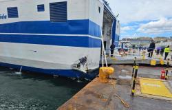 Naples, accident at Molo Beverello: ship from Capri collides with the quay, around thirty injured