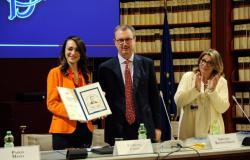 Professor Floriana Conte donates the mini ‘Ciaia Library’ to the Lavori in Corso association
