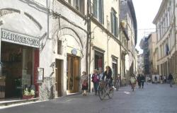 Lucca, houses instead of shops and offices also on the ground floors Il Tirreno