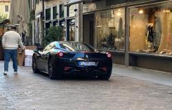 Center of Como, the Ferrari in an unscrupulous parking ban. It’s now daily abuse