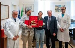 Artist loses his finger while mounting the work at the Biennale, it is reattached in Padua. Then he goes to collect the Golden Lion