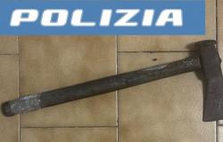 Catania, threatens passers-by with an ax in his hand: 31-year-old arrested