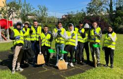 Care for the environment, unaccompanied minors clean the green area of ​​San Lazzaro