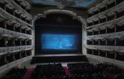 The night marathon of great cinema at the Teatro Sociale in Como is truly unmissable. And breakfast at dawn