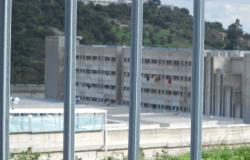Madness in Catanzaro prison, inmate attacks officer and sets mattress on fire: three intoxicated policemen | Calabria7