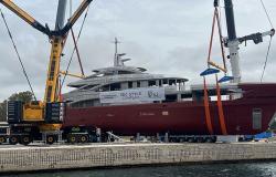 The first mega yacht was launched in Taranto in the former Tosi shipyards, which have returned to new splendor on the Marpiccolo