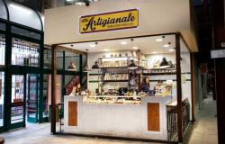 The new kiosk by Ditta Artigianale at the San Lorenzo market in Florence