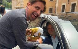 Enrico Mentana receives the Golden Tapir with a diaper? His surprising response to Striscia la Notizia