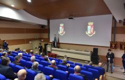 The Caserta Police Commissioner presented the farewell medals to the retired policemen |